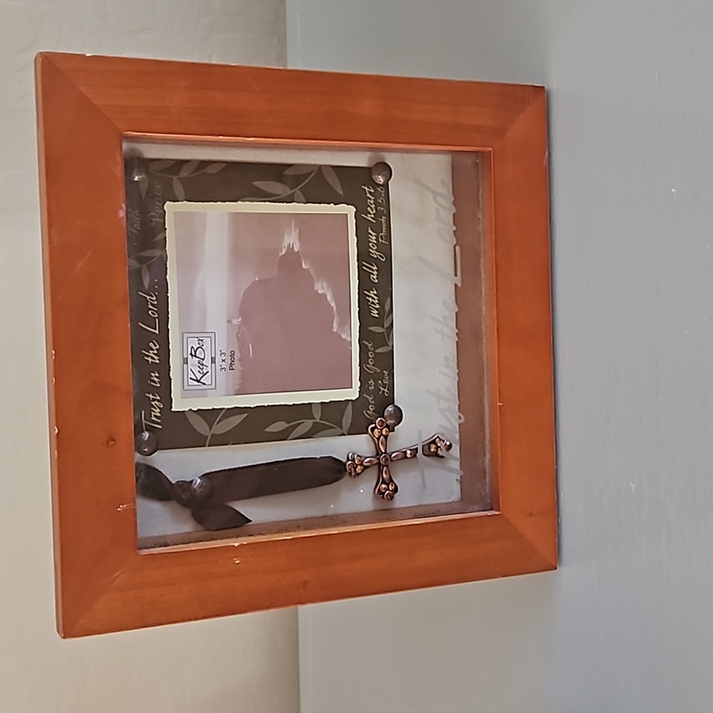 Keepsake box with 3x3 inch photo holder